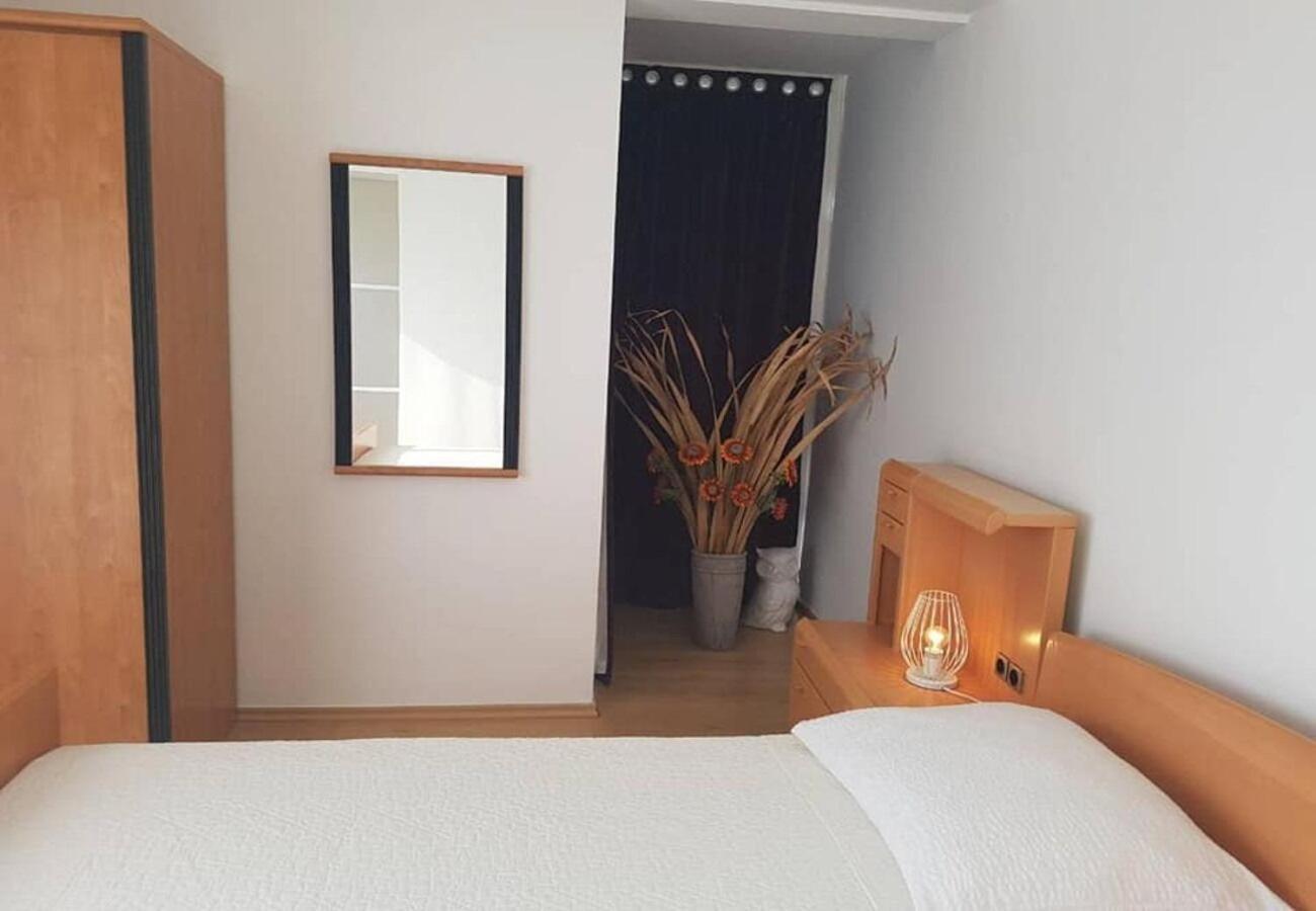 Apartments Javi - Free Private Parking Трогир Екстериор снимка