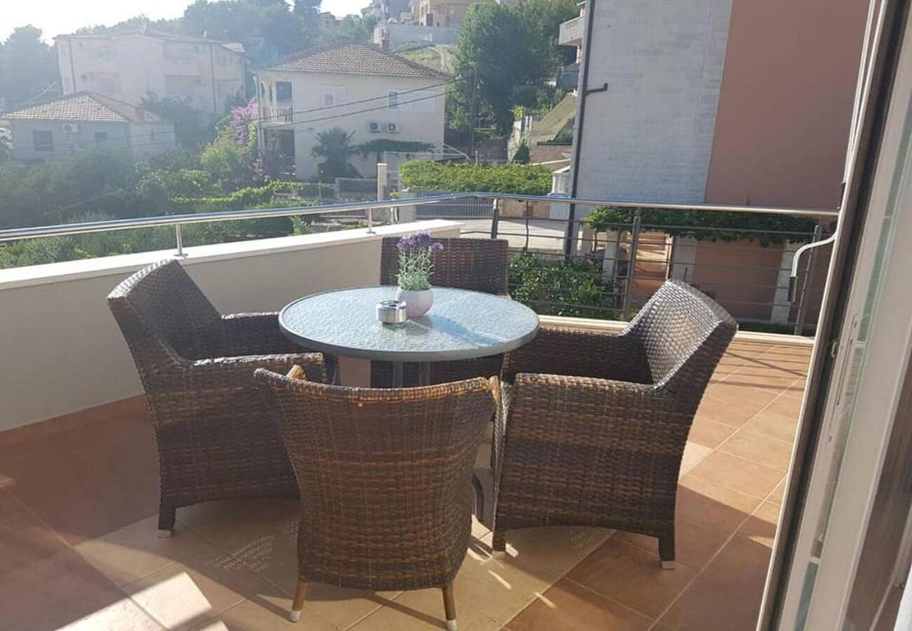 Apartments Javi - Free Private Parking Трогир Екстериор снимка